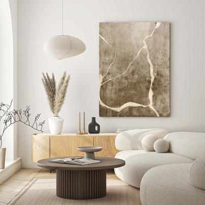 Elegantes Wohnzimmer mit großem abstraktem Bild in Naturtönen an der Wand. Bild in Natu