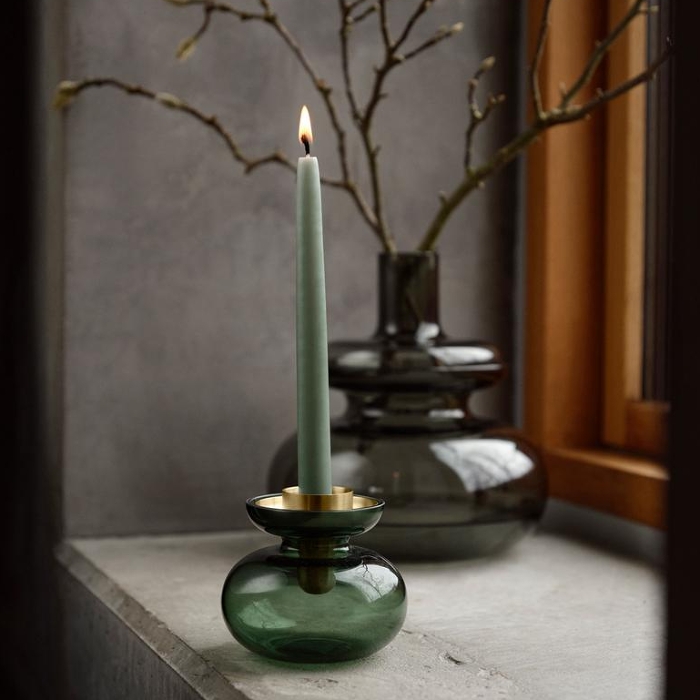 Edle Vase mit Zweigen und passende Minivase als Kerzenständer.